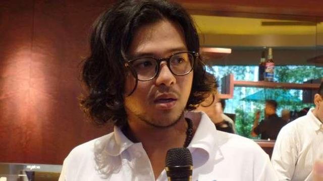 Ramon Tungka Ciuman Bawah Air di Film "Labuan Hati"