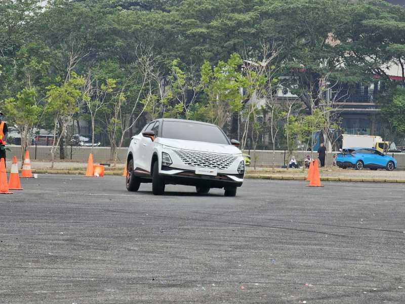 Berakselarasi dan Meliuk Pakai Chery Omoda 5 GT, Mesin Lebih Kencang!