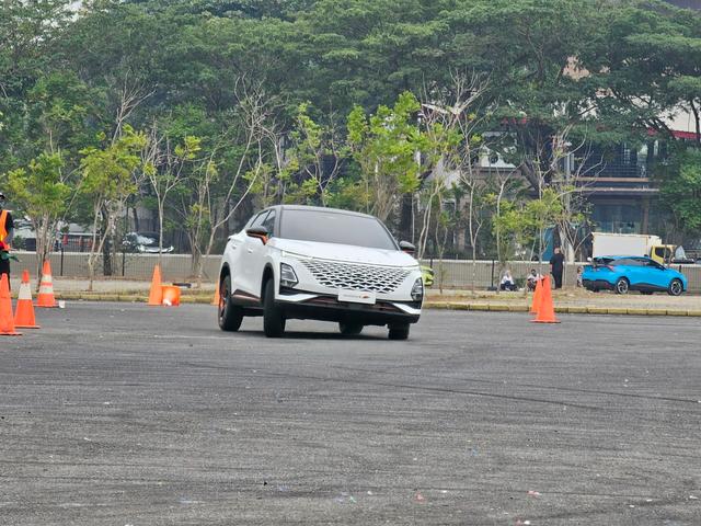 Berakselarasi dan Meliuk Pakai Chery Omoda 5 GT, Mesin Lebih Kencang!