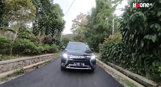 Mitsubishi Outlander PHEV Turun Harga, Solusi BBM Mahal?