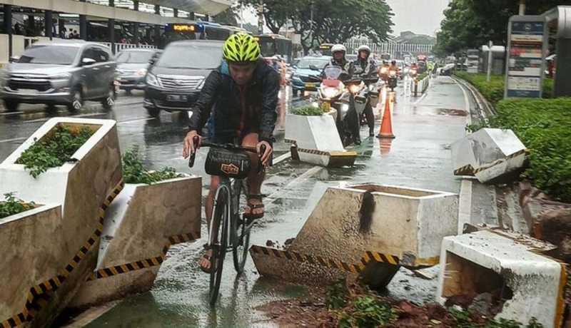 Kontroversi Jalur Sepeda di DKI, Ditabrak Fortuner hingga Jualan Tahu Bulat