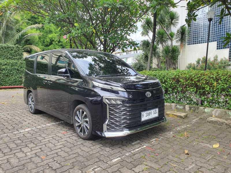 VIDEO: Test Drive Toyota Voxy, Tetap Mewah Harga Setengah dari Alphard