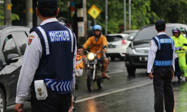 Heboh Petugas Dishub Nemplok di Kap Mobil, Gimana Aturannya?