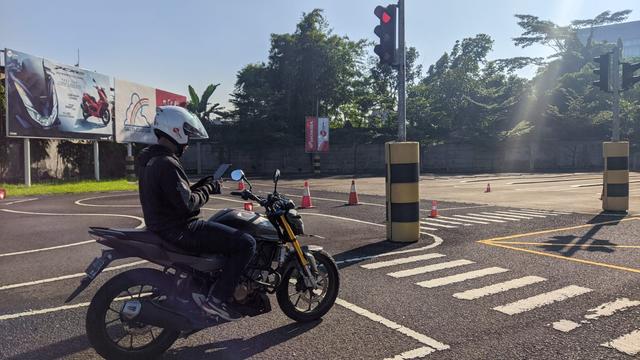 Bahaya! Jangan Gunakan Smartphone Saat Berkendara Motor