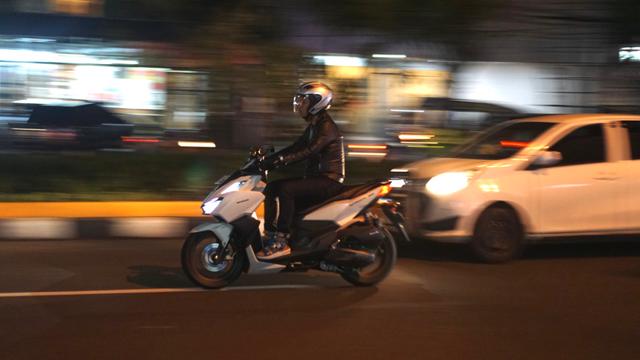 Cara Aman Berkendara Motor di Malam Hari, Pastikan Lampu Berfungsi!