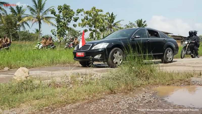 Mercedes-Benz S 600 Guard Jokowi Pun Kewalahan Lewat Jalan Rusak Lampung