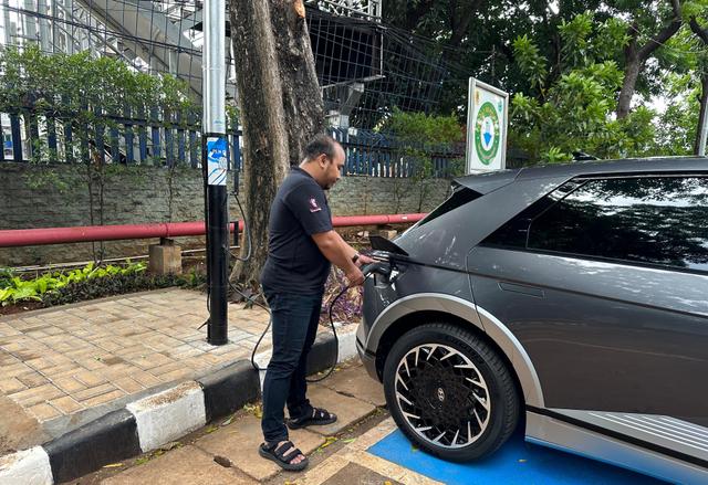 PLN Mau ‘Sulap’ Tiang Listrik Jadi Charging Station