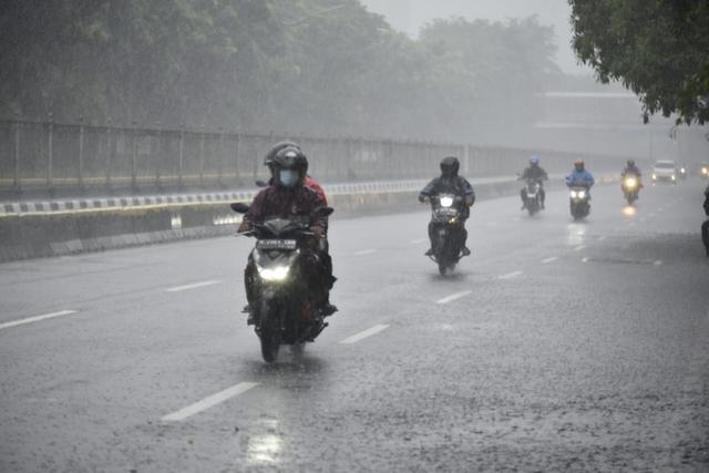 Gak Perlu Ngebut! Berapa Sih Kecepatan Motor Saat Terjang Hujan Deras?