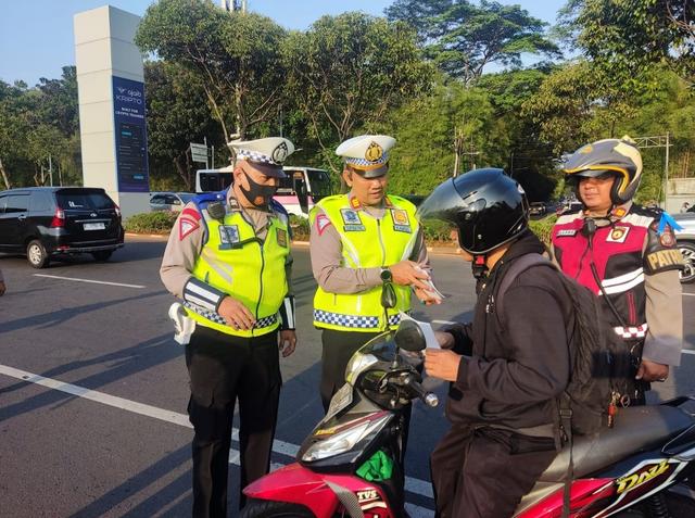 Viral! 2024 Masih Ada Polisi Diduga Terima 'Uang Damai' Saat Menilang