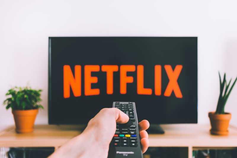 'Perang' Paket dengan Iklan, Murahan Netflix atau Disney+?