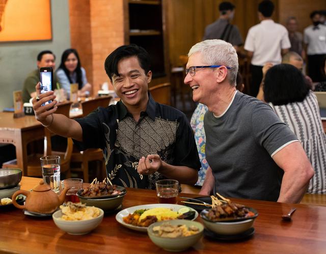 Tim Cook Tiba di Jakarta, Langsung Pamer Makan Sate Ayam