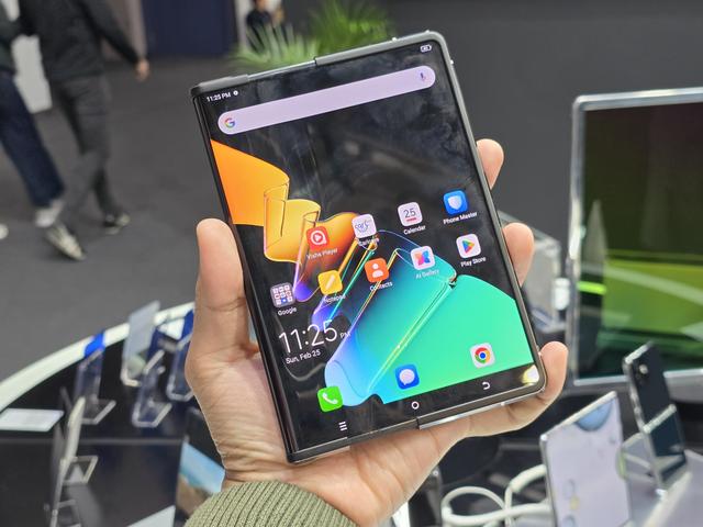 MWC 2024: Uniknya Smartphone Layar Gulung Tecno Phantom Ultimate