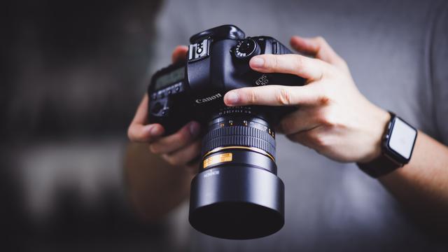 Sebelum Beli, Ketahui Perbedaan Kamera Mirrorless dan DSLR 