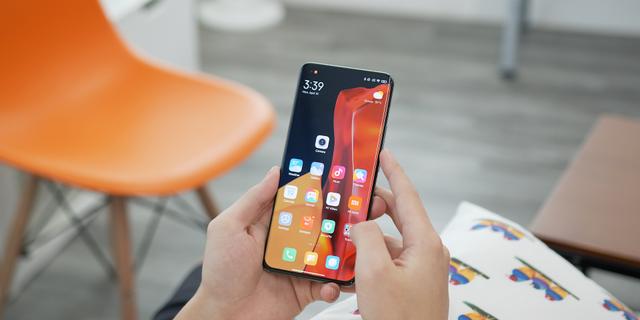 2027, Eropa Ingin Semua Smartphone Pakai Desain Jadul