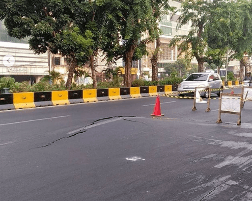 Hati-hati, Muncul 'Gunung' di Tengah Jalan Raya Gajah Mada