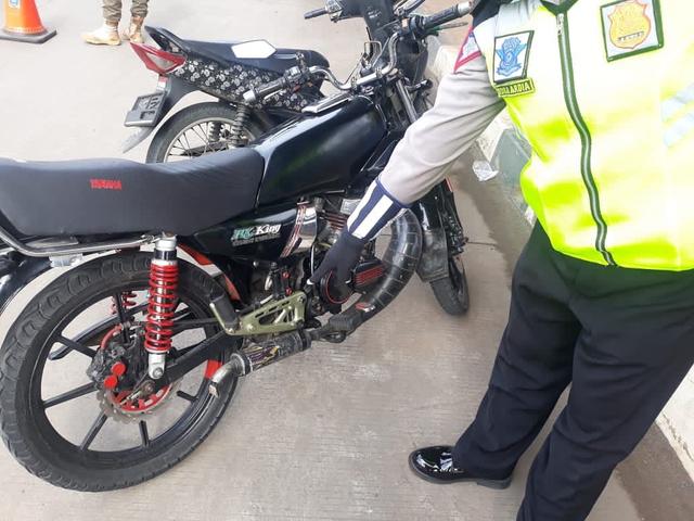 FOTO: Polisi Tilang Pengendara Motor saat Operasi Zebra