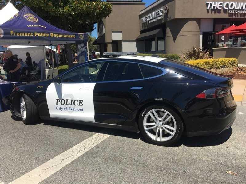 Ngejar Penjahat Pakai Tesla, Patroli Polisi Kehabisan Baterai