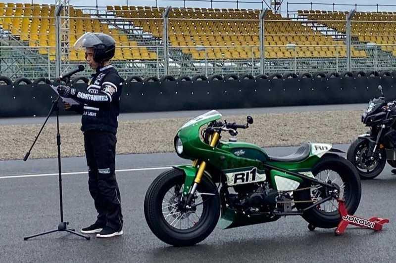 Jokowi Ngebut di Sirkuit Mandalika Pakai Kawasaki W175 Custom