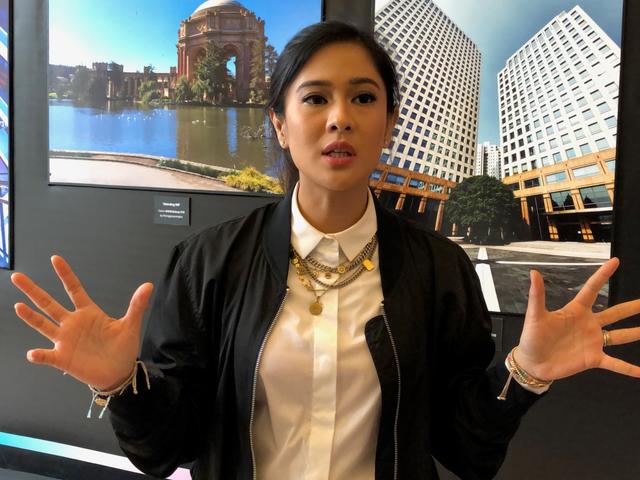 Dian Sastro Kasih Tips Bikin Foto OOTD Pakai Samsung Galaxy S10