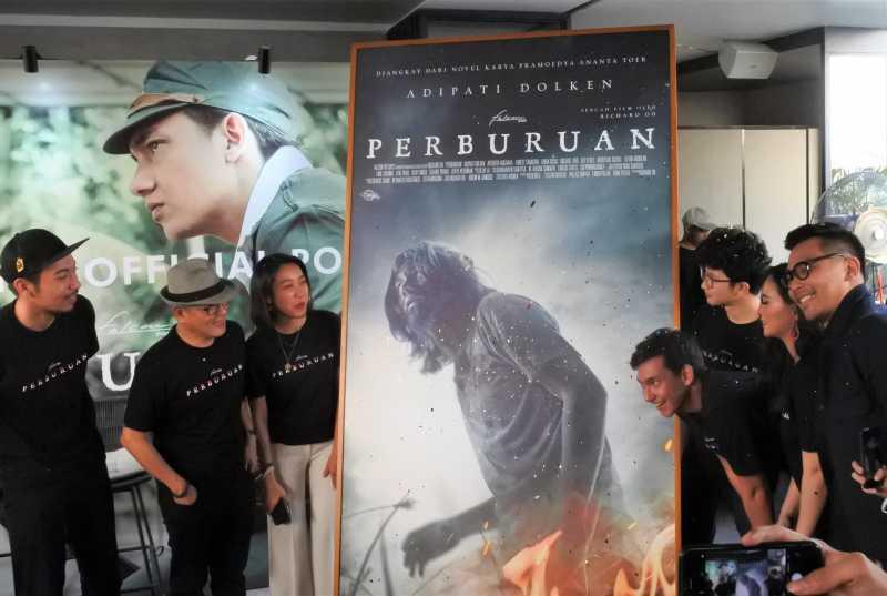 Adipati Dolken dan Ayushita Hadiri Peluncuran Poster Film 'Perburuan'