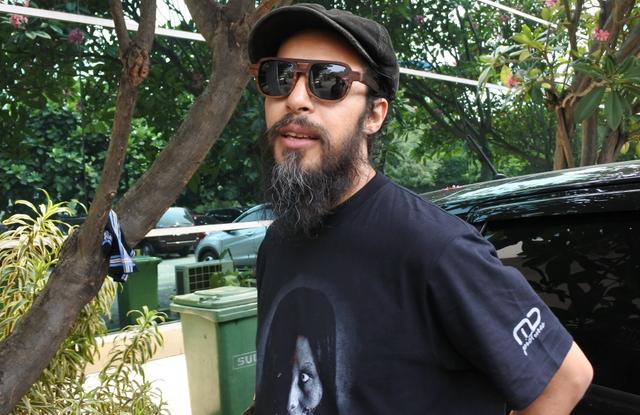 Alex Abbad Jadi Orang Buta dan Bisa Bicara dengan Hantu ‘Asih’