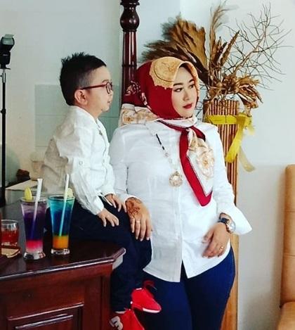 7 Potret Prewedding Daus Mini dan Selvie, Ada Insiden Asap Segala