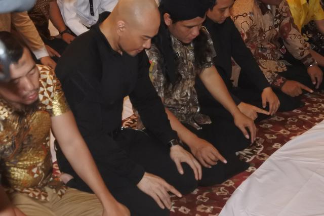 FOTO: Momen Deddy Corbuzier Salat Magrib Berjamaah