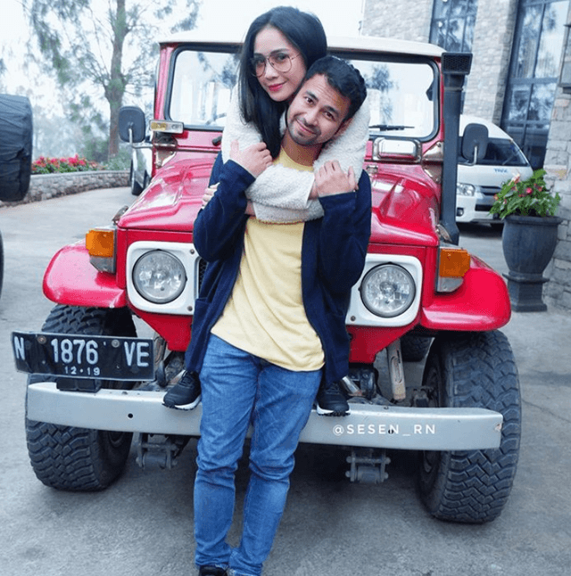 Kemesraan Raffi-Nagita di Atas Toyota Land Cruiser FJ 40