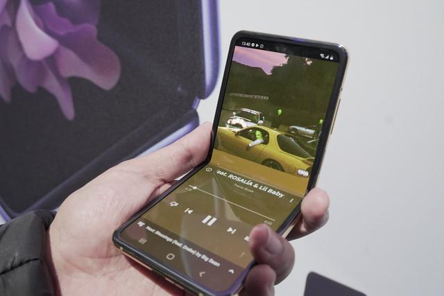 VIDEO: Main TikTok Pakai Samsung Galaxy Z Flip