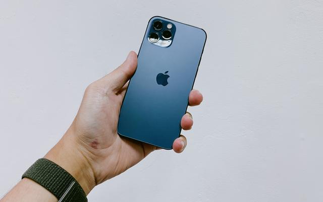 Nasib iPhone 12 Usai Ditenggelamkan 20 Meter di Danau Air Tawar