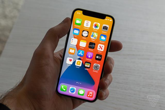 Lagi Pandemi, PO iPhone 12 di Indonesia Tetap Rebutan