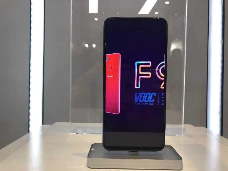 OPPO F9 dan <i>VOOC Flash Charge</i>: 5 Menit Isi Daya untuk 2 Jam Bicara