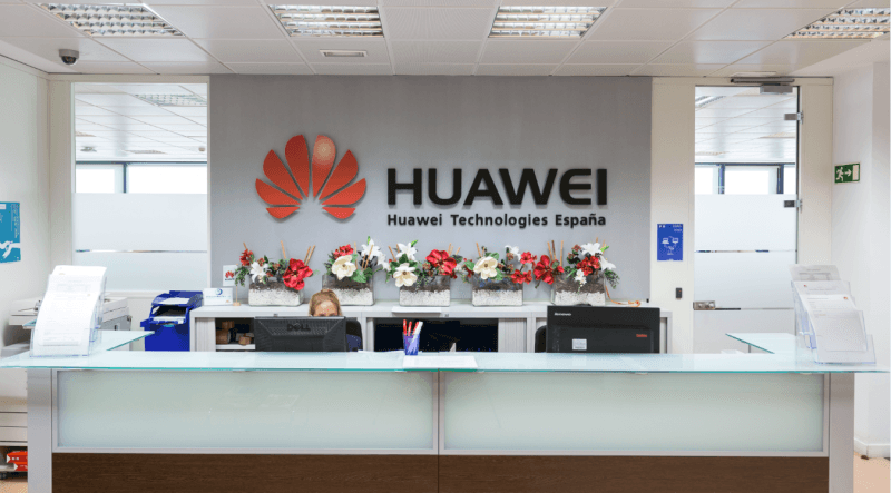 Gaya Ceroboh Marketing Ponsel Huawei,<i> Gak Pede</i> Sama Ponselnya?