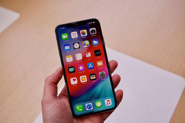 Tak Tahu Ada <i>Notch</i> di iPhone XS Max, Perempuan ini Gugat Apple