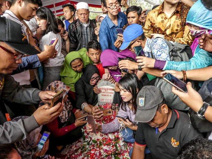 Makam Habibie Rame Pemburu Selfie, Kurang Tempat Piknik Bos?