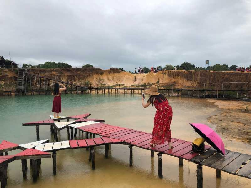 Melihat Keindahan Telaga Biru dan Gurun Pasir Busung di Bintan