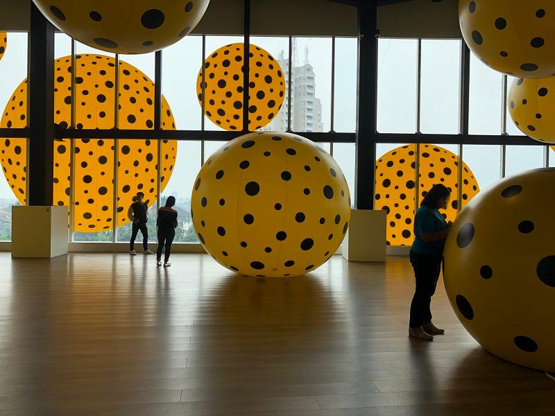 Melihat Lebih Dekat Dunia Polkadot Karya Yayoi Kusama di Jakarta Barat