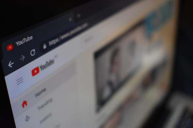 Survei: 70% Pengguna Layanan Streaming di Ponsel Nonton YouTube