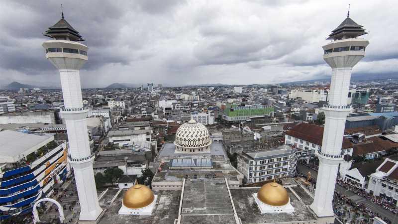 Bandung Diserang Hoax Menara Masjid Raya Roboh