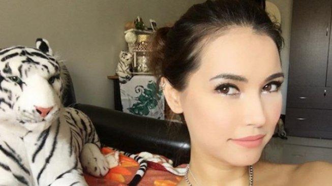 Maria Ozawa Pamer Tato di Kolam Renang, Warganet Banjiri Kolom Komentar