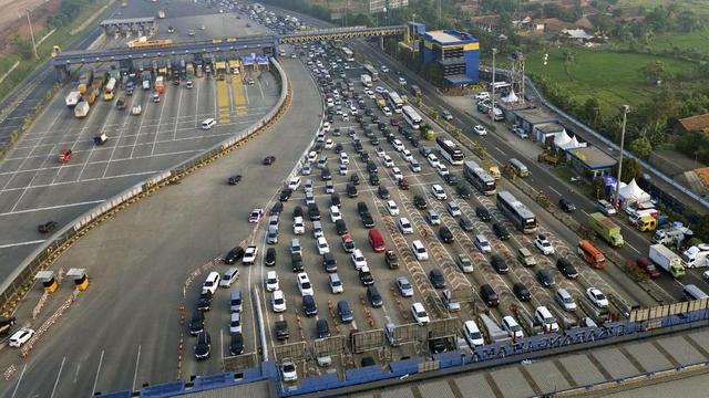 Hari Ketiga Mudik, Tol Cikampek Padat Pascasahur