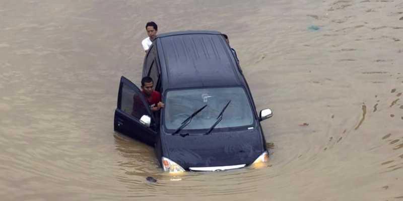 Cara Aman Mobil Matik LIbas Genangan Air