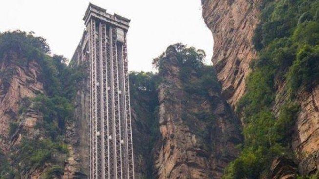 Naik Gunung Tianmen di China Cuma 2 Menit, Ada Lift dia Alam terbuka