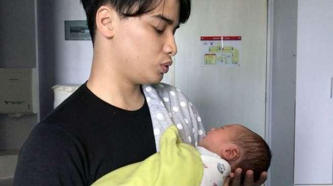 Piawainya Putra Arifin Ilham Ngasuh Anak