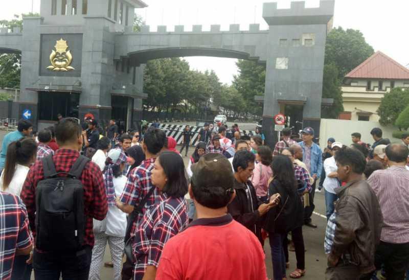  Bawa Bunga Putih, Teman SMA Ahok Datangi Mako Brimob 