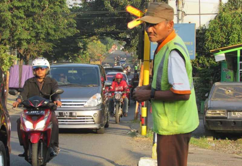 Kakek-Nenek Ini 28 Tahun Jaga Perlintasan Kereta Api 