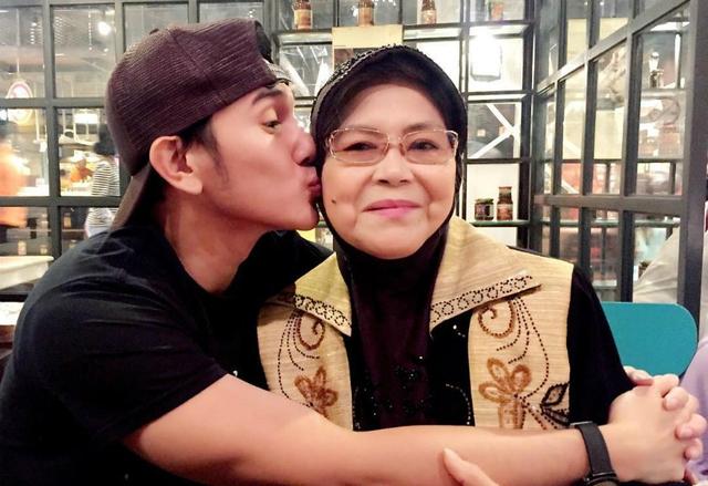 Manis Banget Kedekatan 5 Artis Ganteng dan Sang Bunda 