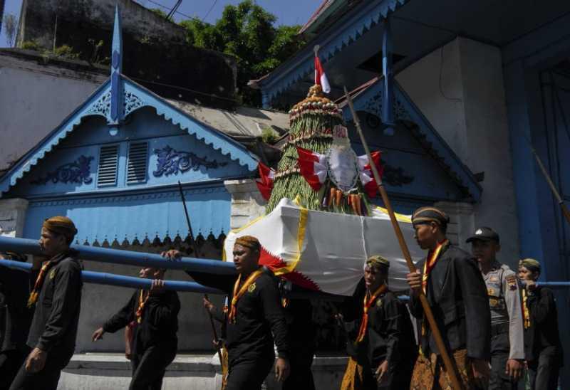  Ratusan Orang Antusias Ikuti Tradisi Gunungan Grebeg Syawal 