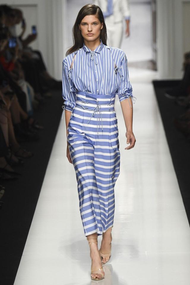 Tampilan Stylish dengan Motif Pinstripes