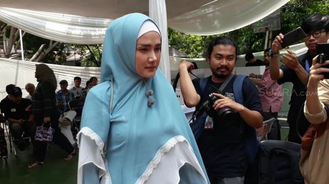 Curhat Berat Badan Naik, Gaya Hijab Mulan Jameela Bikin Salfok